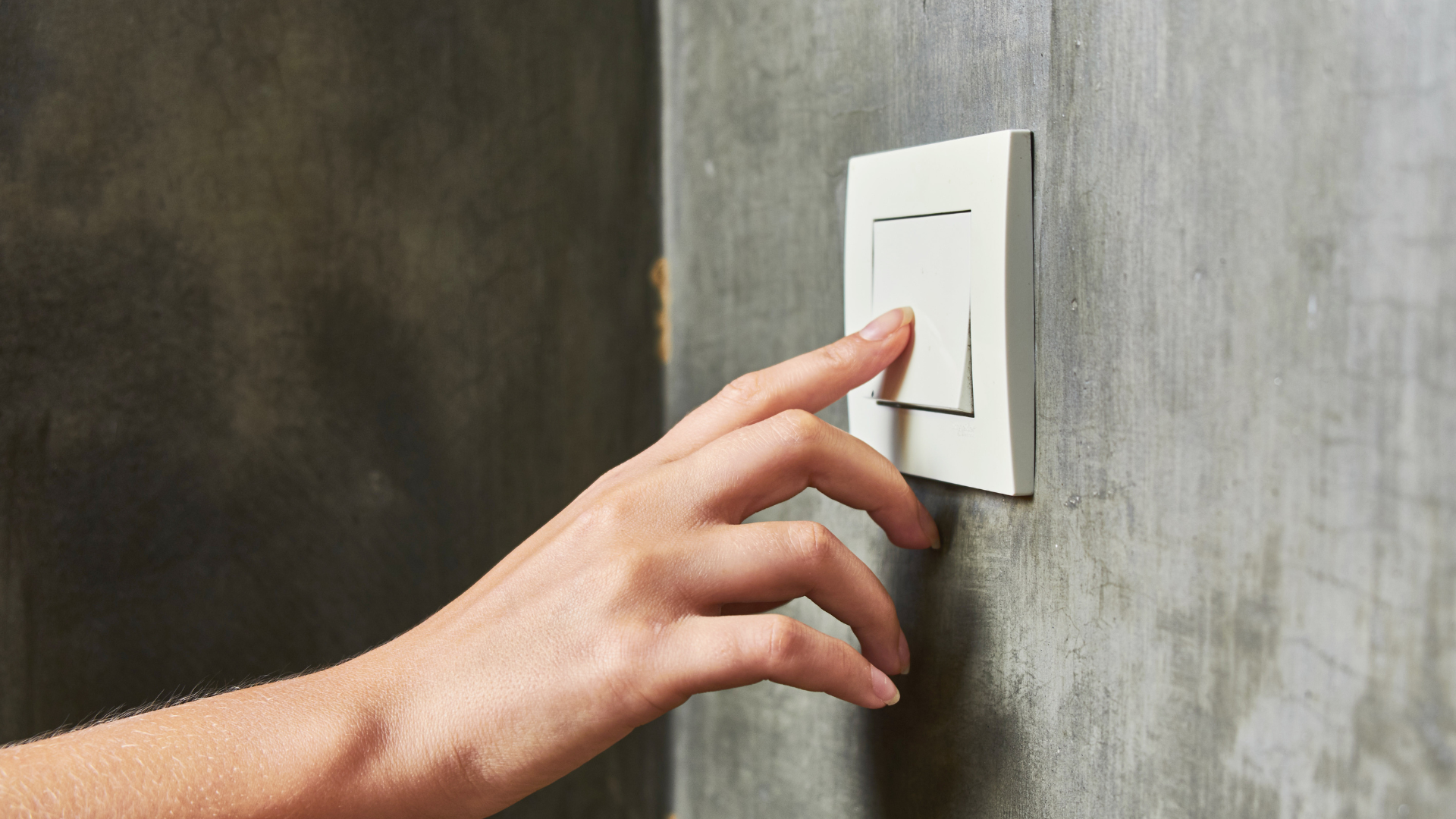 Personne qui appuie sur un interrupteur