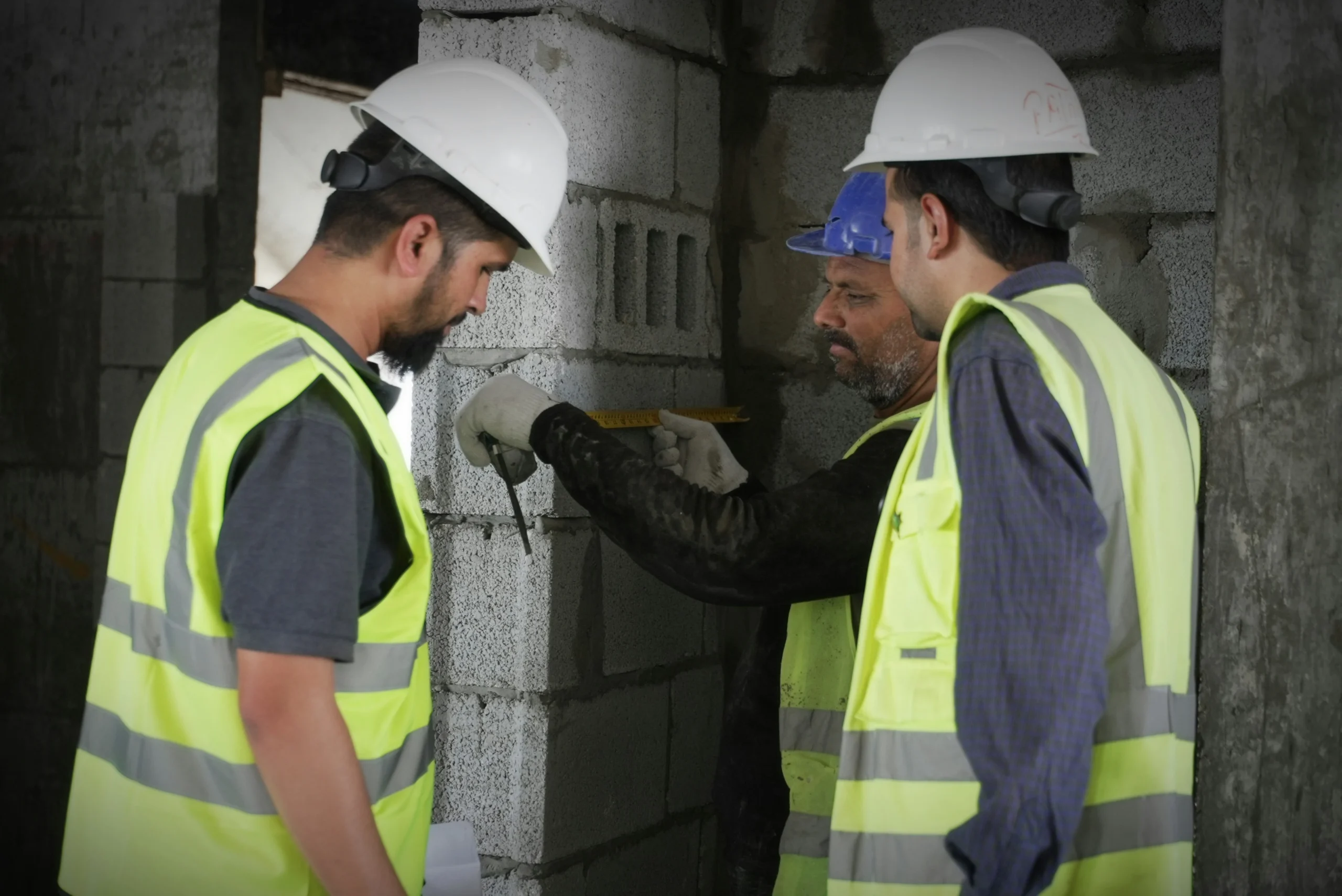 Trois ouvriers entrain de faire un audit énergétique