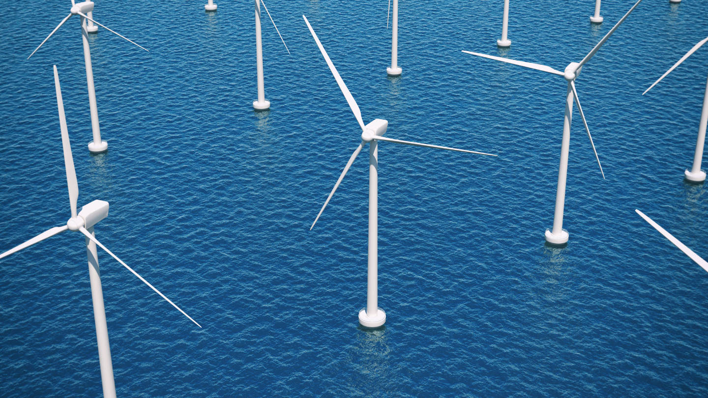 Parc éolien offshore avec des éoliennes blanches implantées en pleine mer