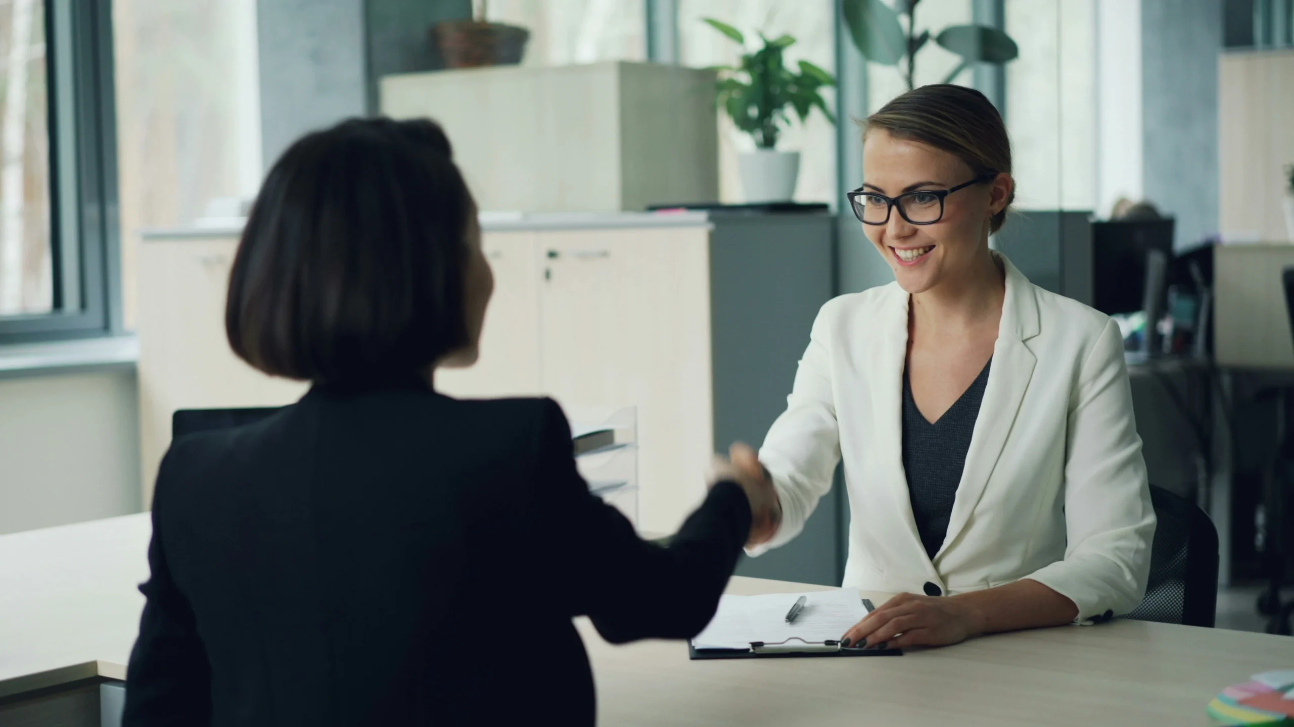 Conseiller qui parle à un client