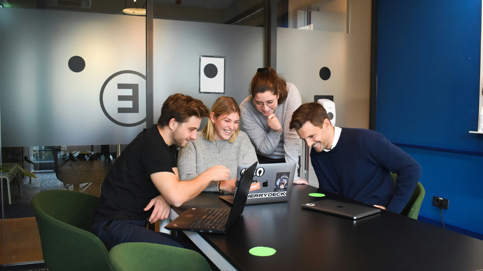 Personnes qui travaillent dans un bureau