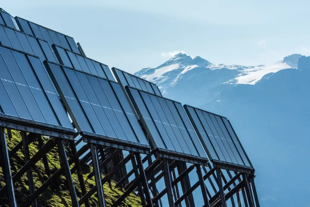 Panneaux solaires du parc de production renouvelable de Primeo Energie avec des montagnes en arrière-plan