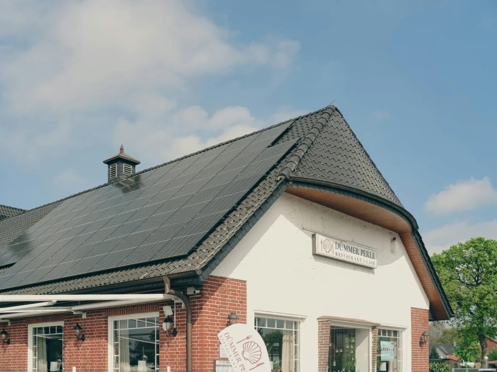 Panneaux solaires sur le toit d'un restaurant