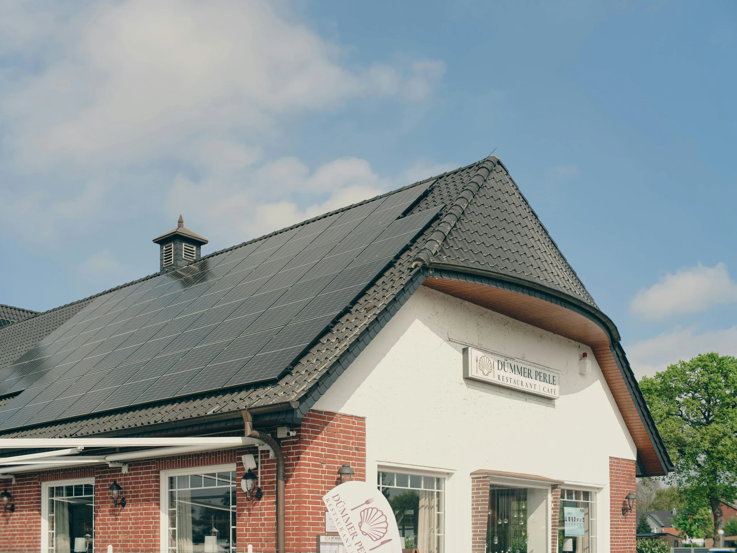 Panneaux solaires sur le toit d'un restaurant