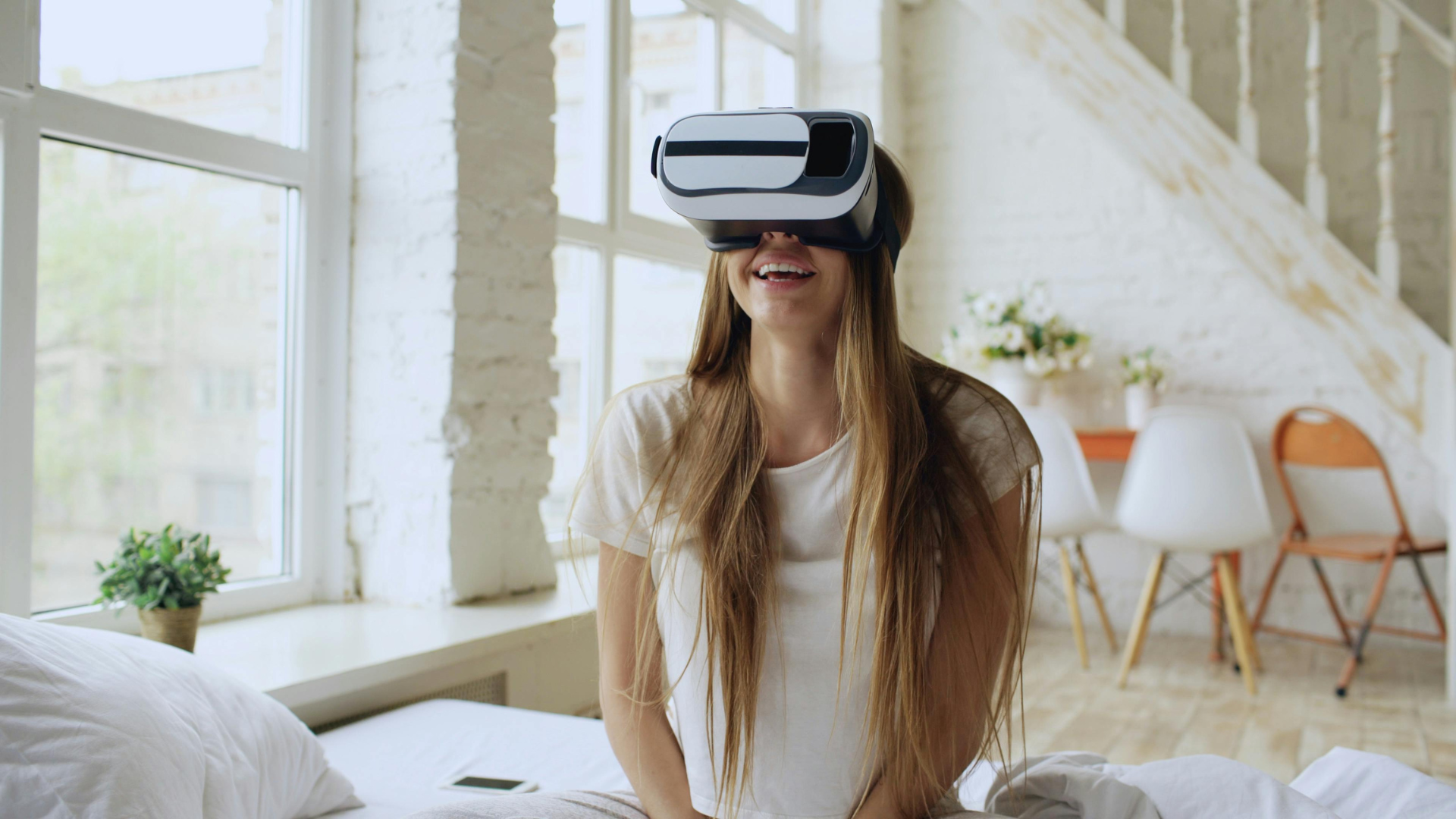 Fille avec un casque de réalité virtuelle