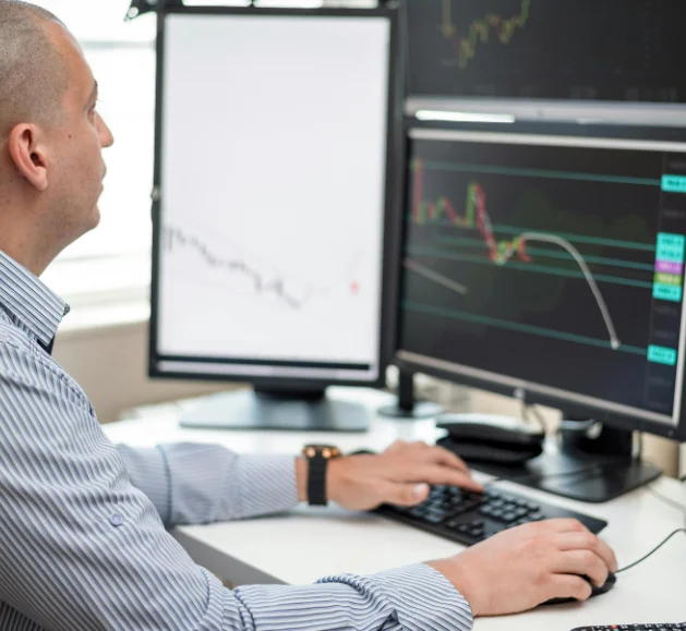 Trader entrain de regarder des prix