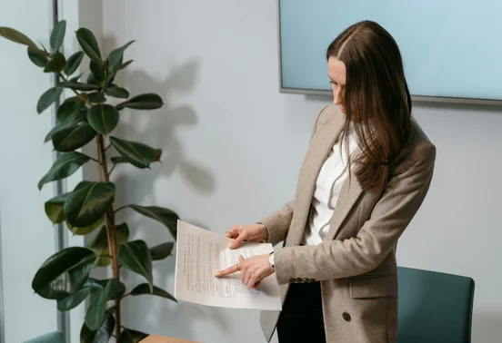 Femme qui étudie un document