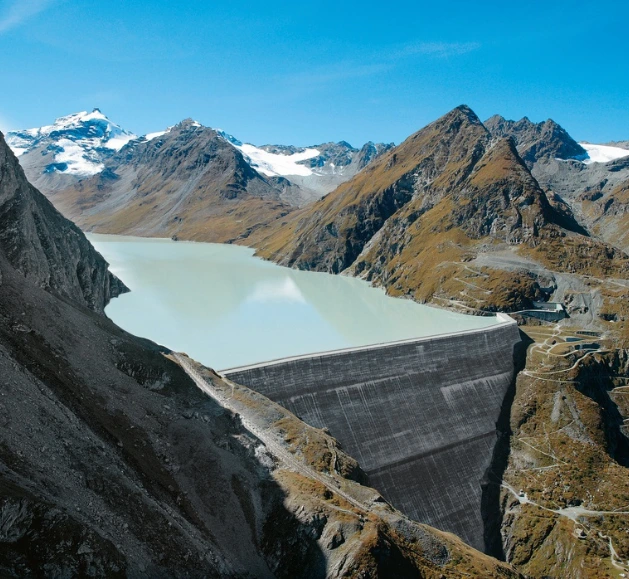 Barrage au centre des montagnes
