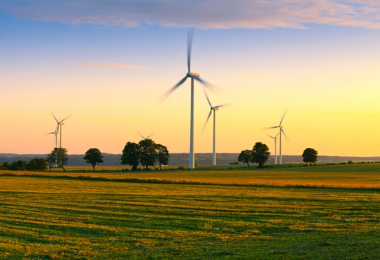 éoliennes au coucher du soleil
