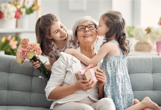 Grand-mère avec ses petites filles