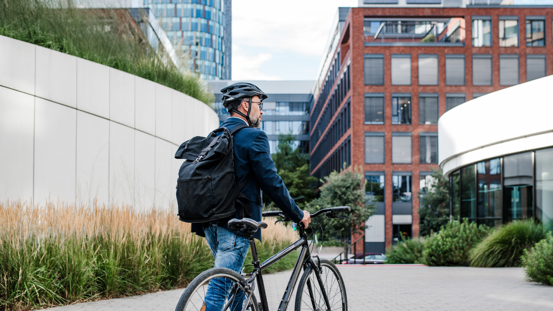 Homme allant travailler en vélo