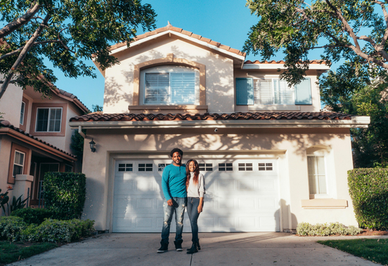 Couple devant une maison rénovée
