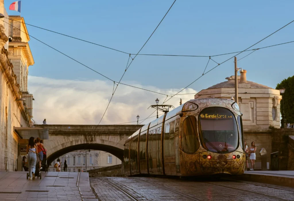 Tramway circulant en centre-ville, illustrant les bénéficiaires des aides Coup de pouce pour la transition énergétique
