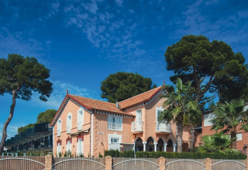 Maison individuelle avec jardin, illustrant un projet de rénovation d’ampleur résidentielle