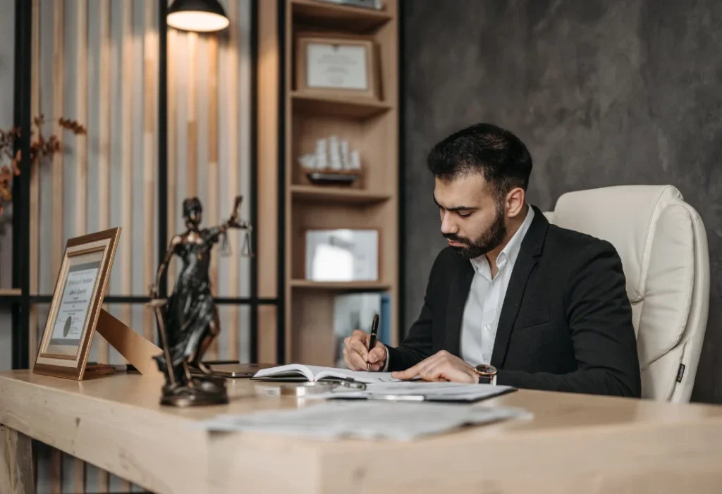 Professionnel consultant des documents