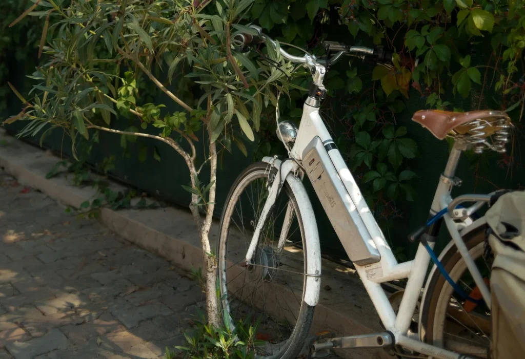 Vélo électrique stationné en extérieur, illustrant les écogestes et les mobilités douces au quotidien