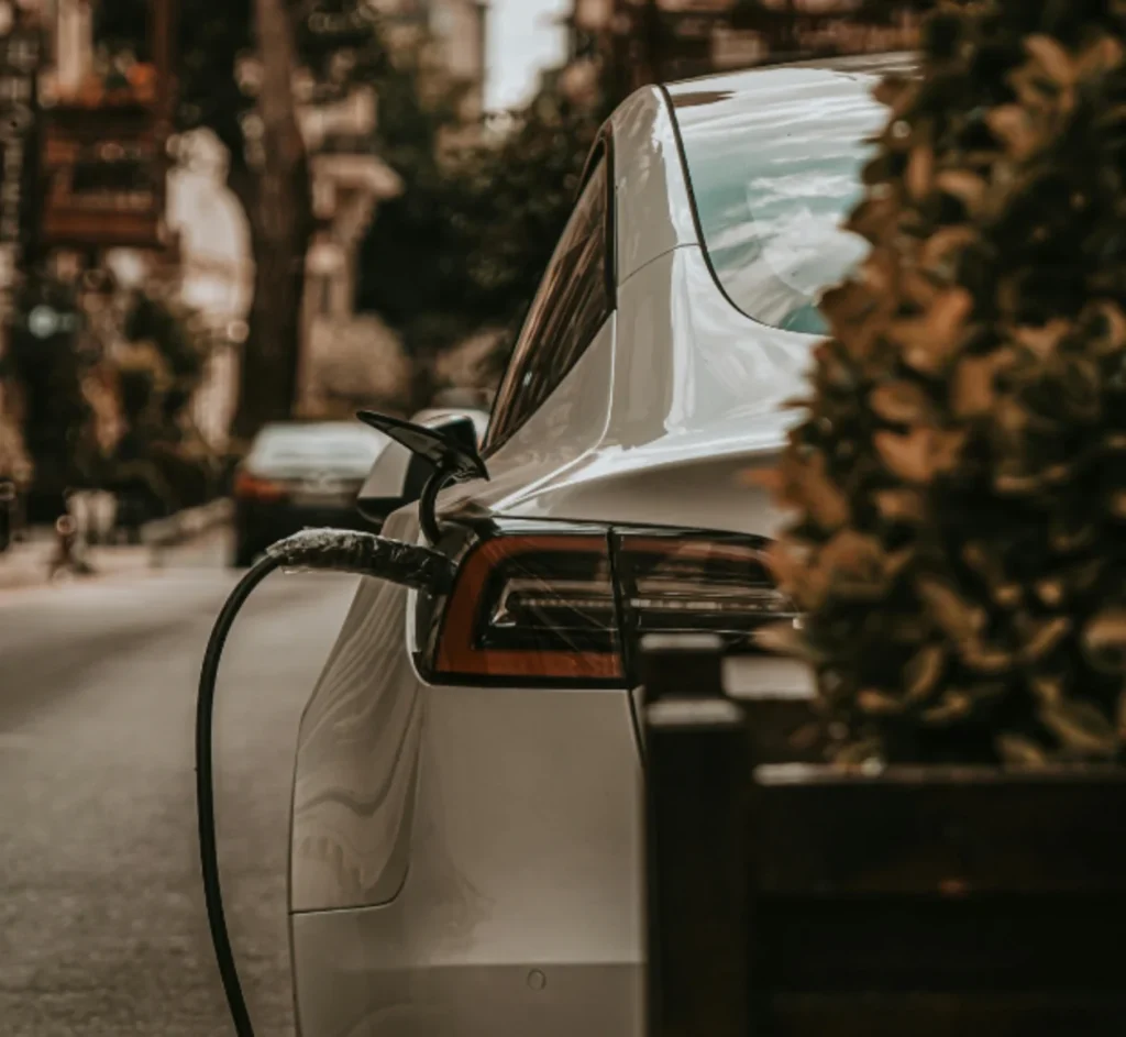 Voiture électrique branchée à une borne de recharge, illustrant les solutions de mobilité électrique