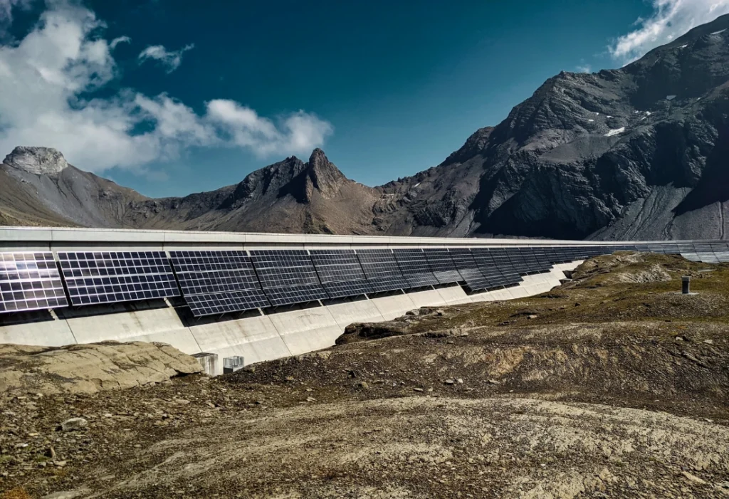 Panneaux solaires installés en montagne, illustrant la production d’électricité renouvelable