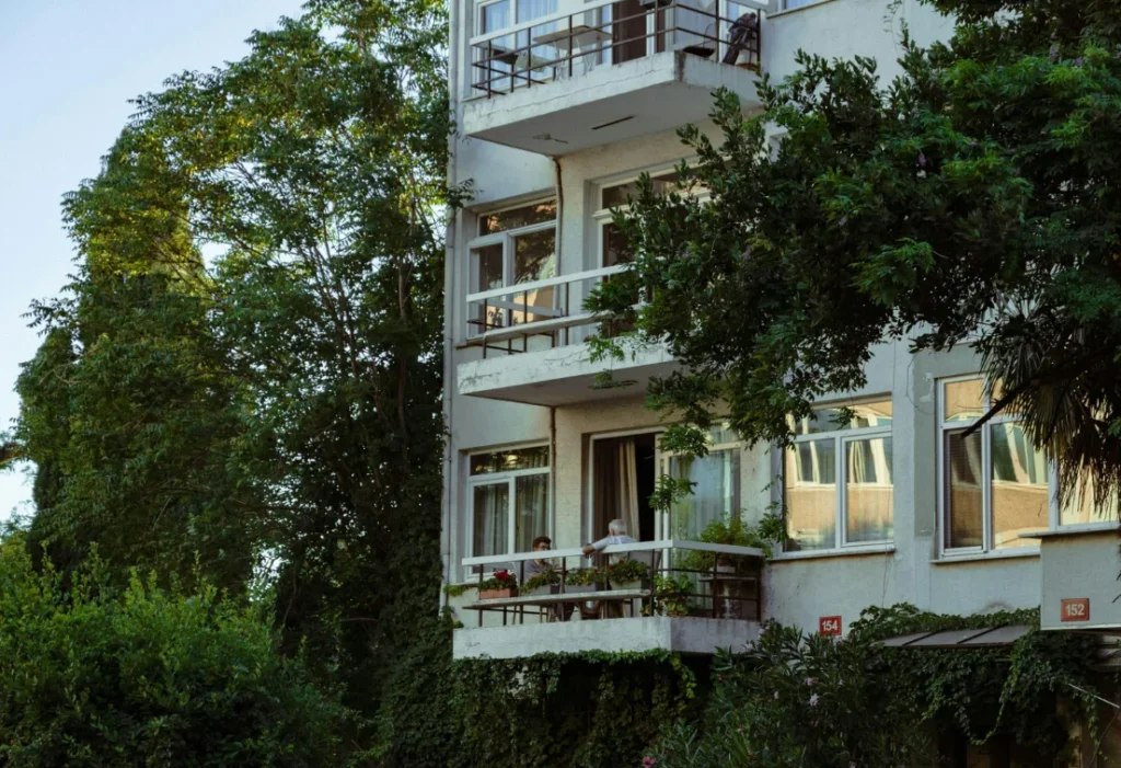 Immeuble résidentiel avec balcons