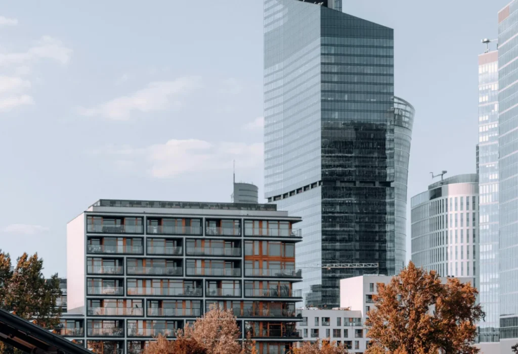 Immeubles résidentiels et tertiaires en ville, illustrant les solutions de chauffage pour les bâtiments