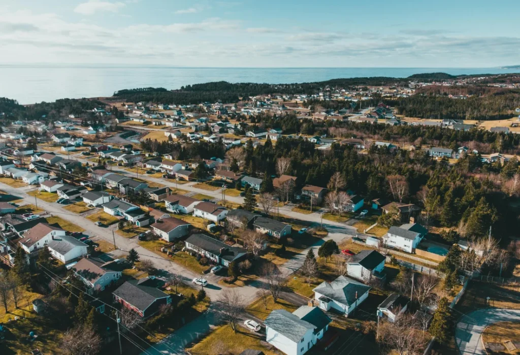 Quartier résidentiel vu du ciel, illustrant les besoins en rénovation énergétique des logements
