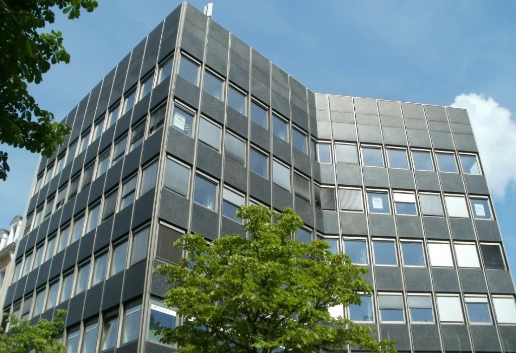 Immeuble de bureaux moderne, illustrant la rénovation énergétique des bâtiments tertiaires