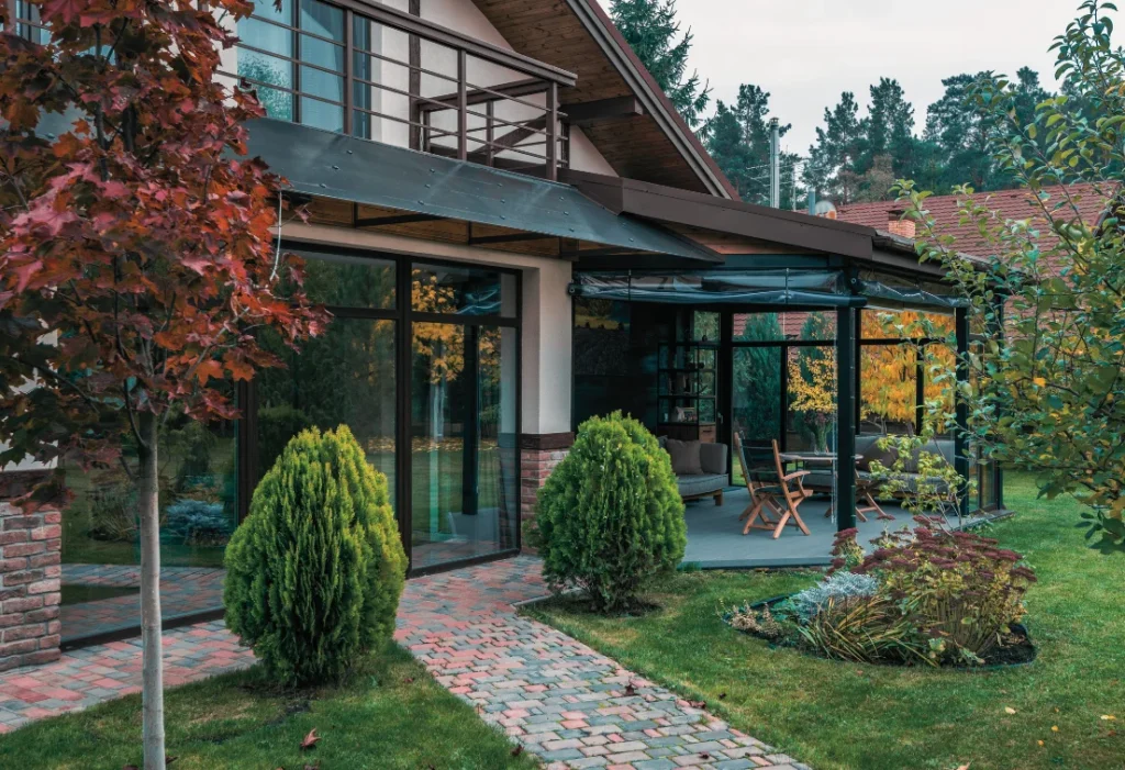 Maison individuelle avec jardin, illustrant un projet de rénovation énergétique résidentielle