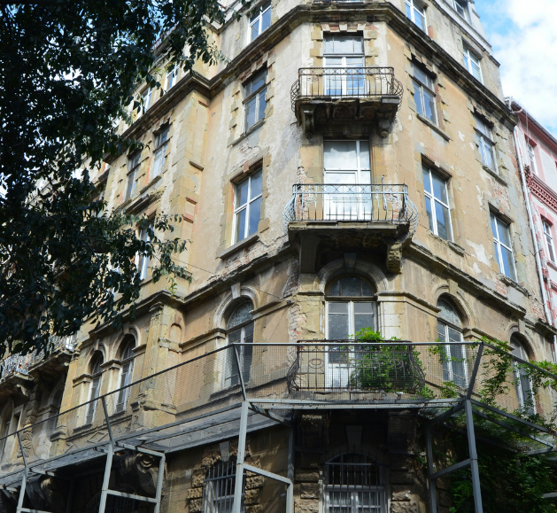Façade d’un immeuble ancien, illustrant un projet de rénovation performante pour améliorer l’efficacité énergétique