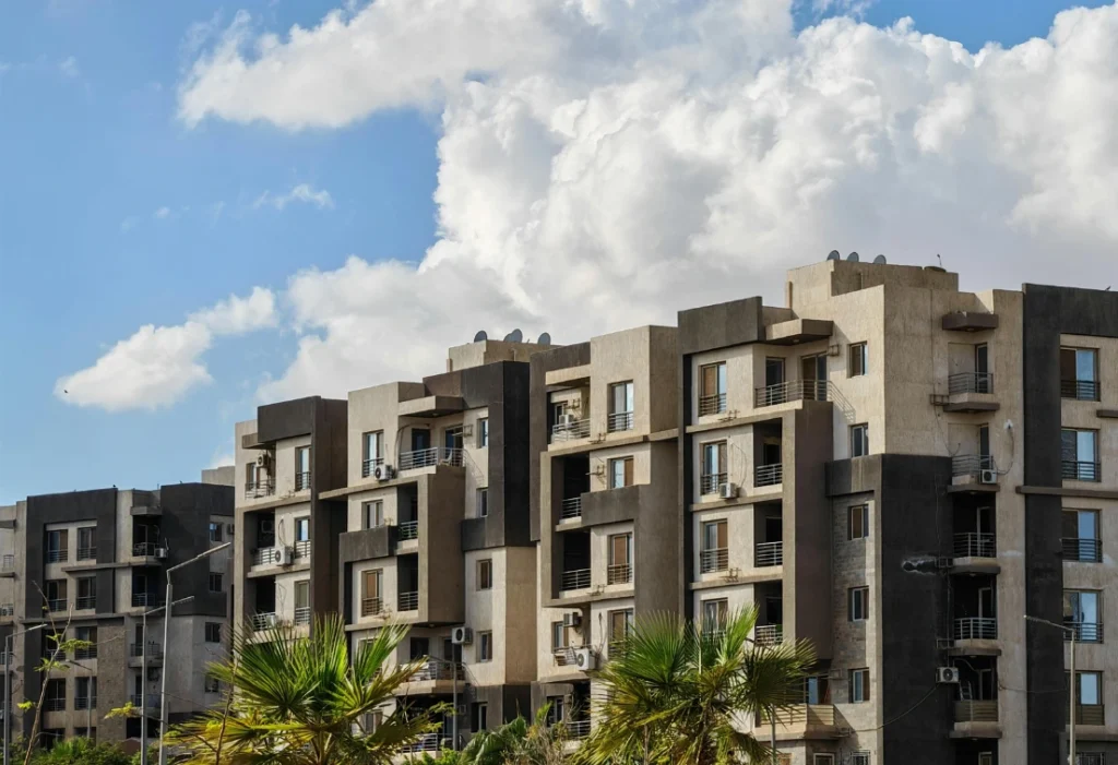 Immeubles résidentiels sous un ciel nuageux, illustrant la consommation d’énergie du secteur résidentiel
