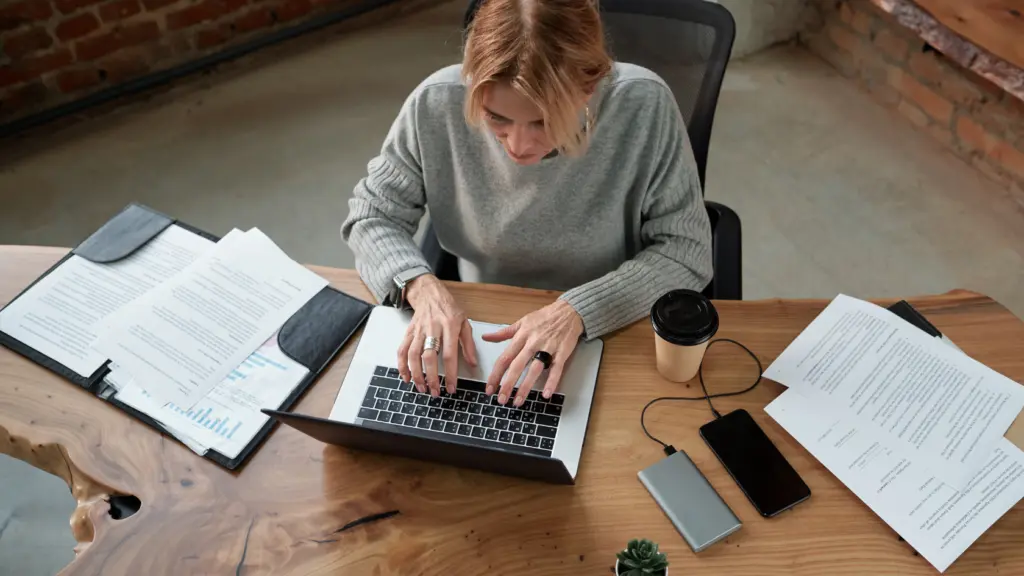 salariée qui consulte ses documents