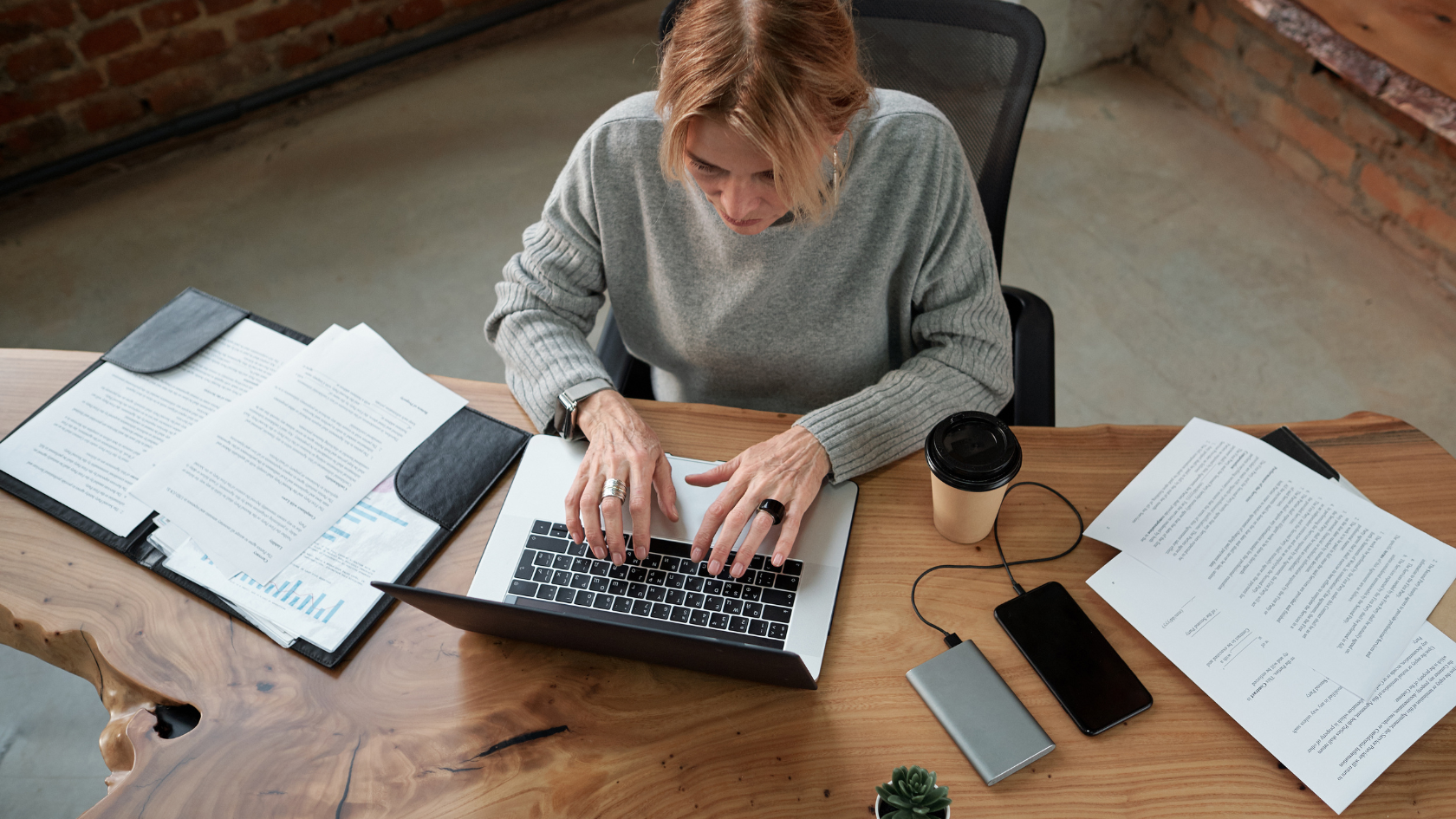 salariée qui consulte ses documents