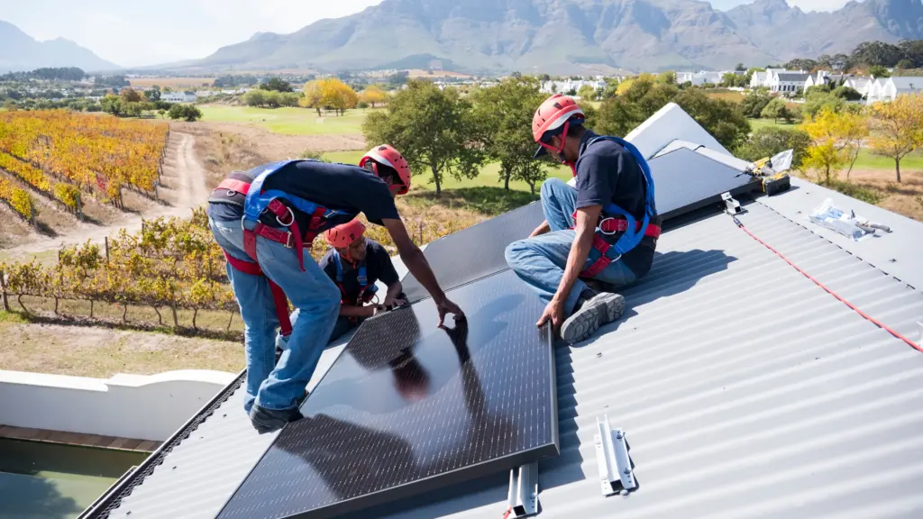 Installateurs de panneaux solaires posant des modules