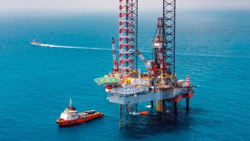 Plateforme offshore amarrée en mer et navire ravitailleur, illustrant le nucléaire flottant