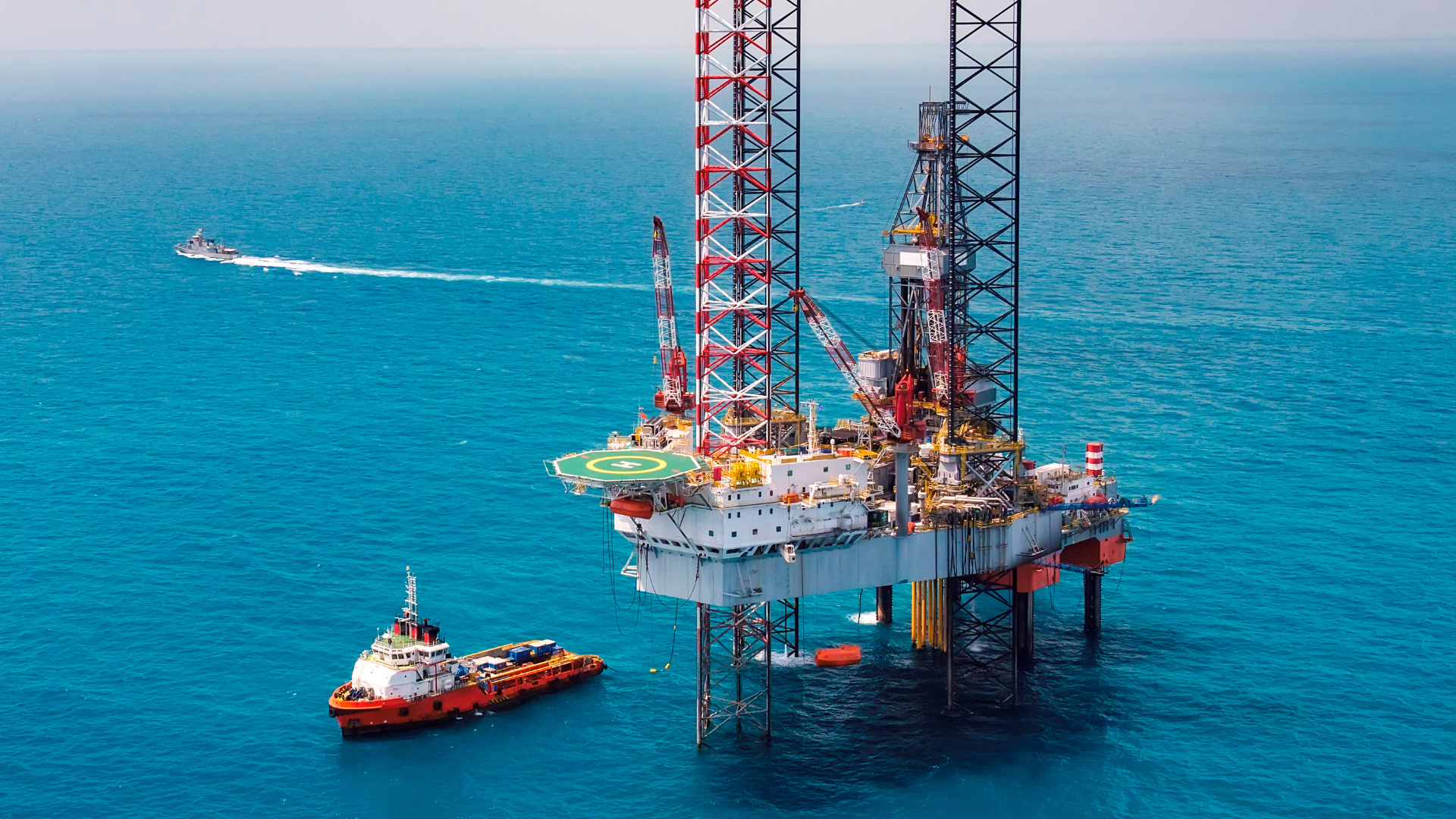 Plateforme offshore amarrée en mer et navire ravitailleur, illustrant le nucléaire flottant