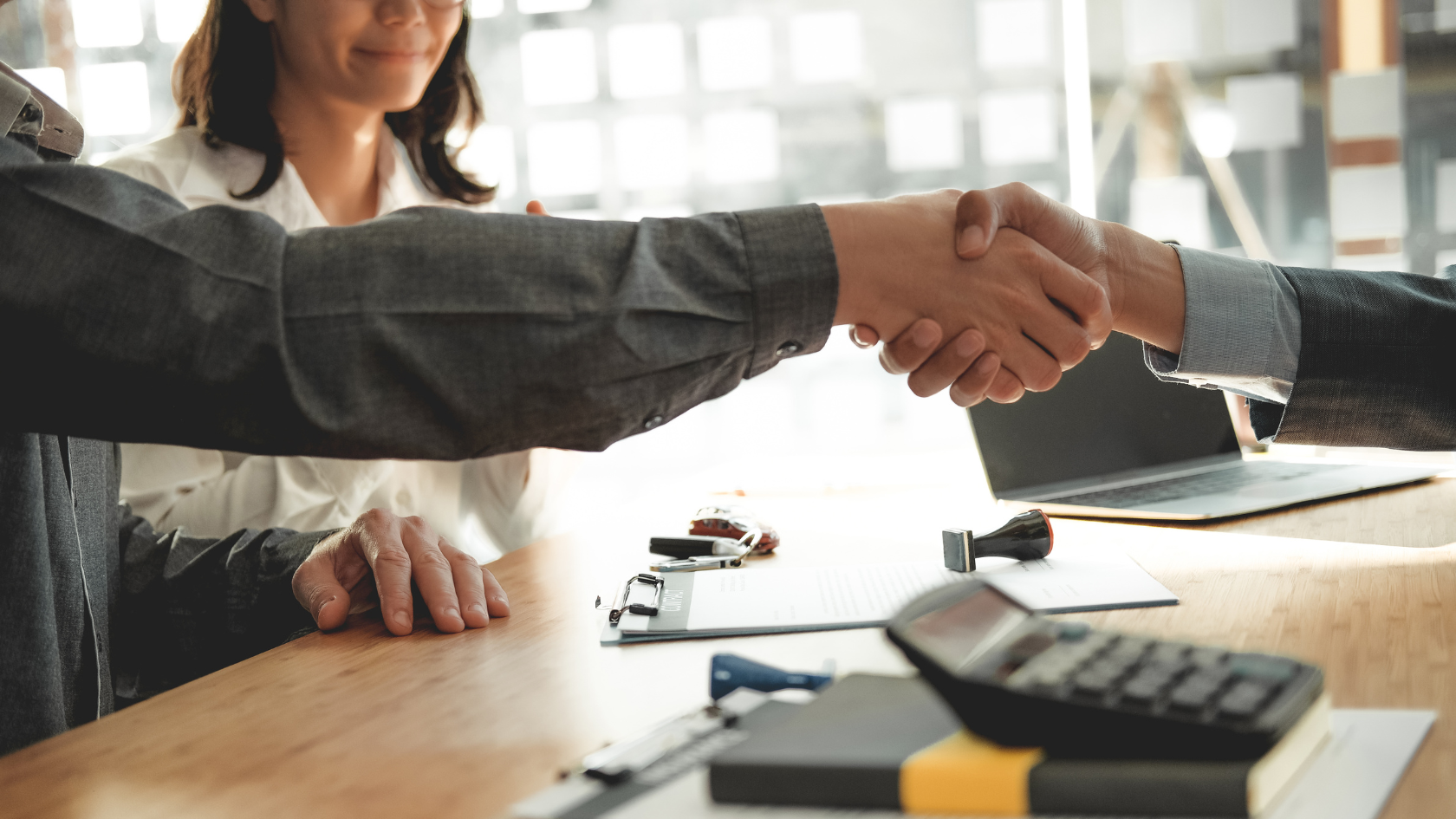 client serre la main au professionnel